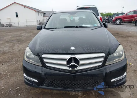 2012 Mercedes-Benz C 250 Luxury/Sport z USA, uszkodzony, nr VIN WDDGF4HB2CR223687